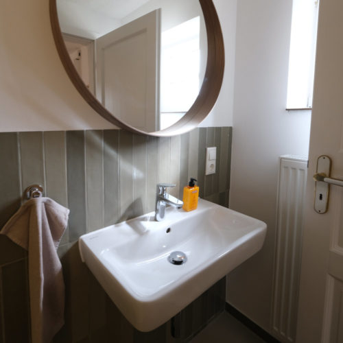 eifel-tuermchen-toilette-waschbecken